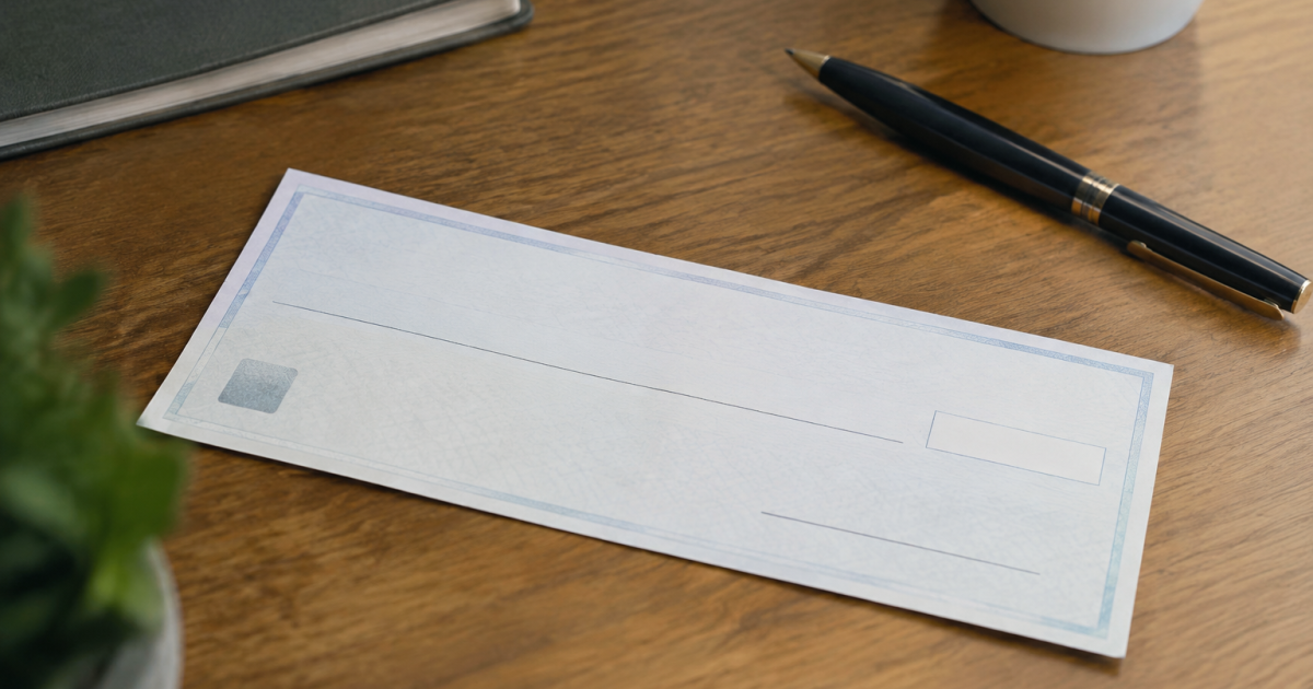 Cheque administratif blanc signe pose sur bureau