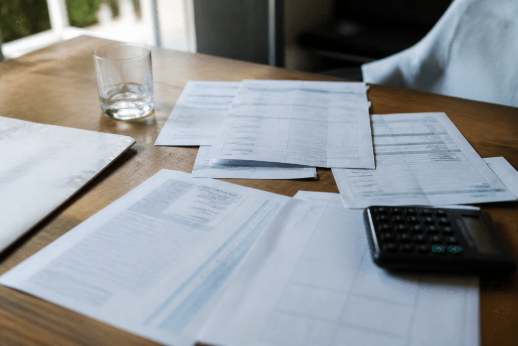 Documents administratifs montrant calculs cotisations sociales et impots revenu