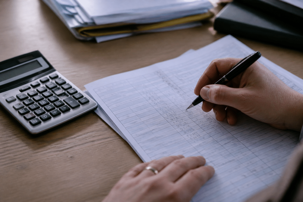 Formulaire fiscal avec chiffres d'affaires manuscrits et calculatrice