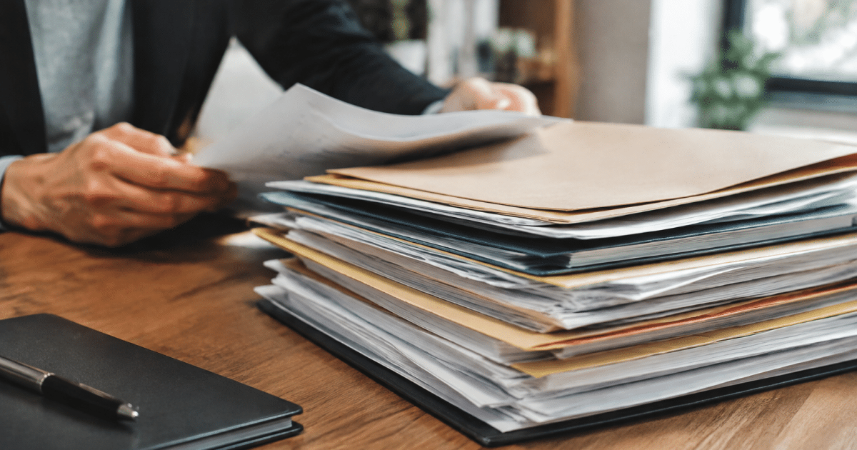 Documents empiles montrant structures juridiques et responsabilites commerciales