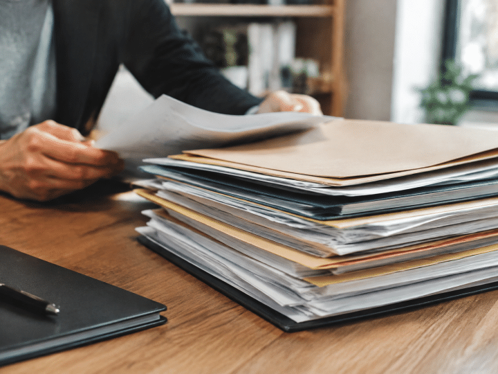 Documents empiles montrant structures juridiques et responsabilites commerciales