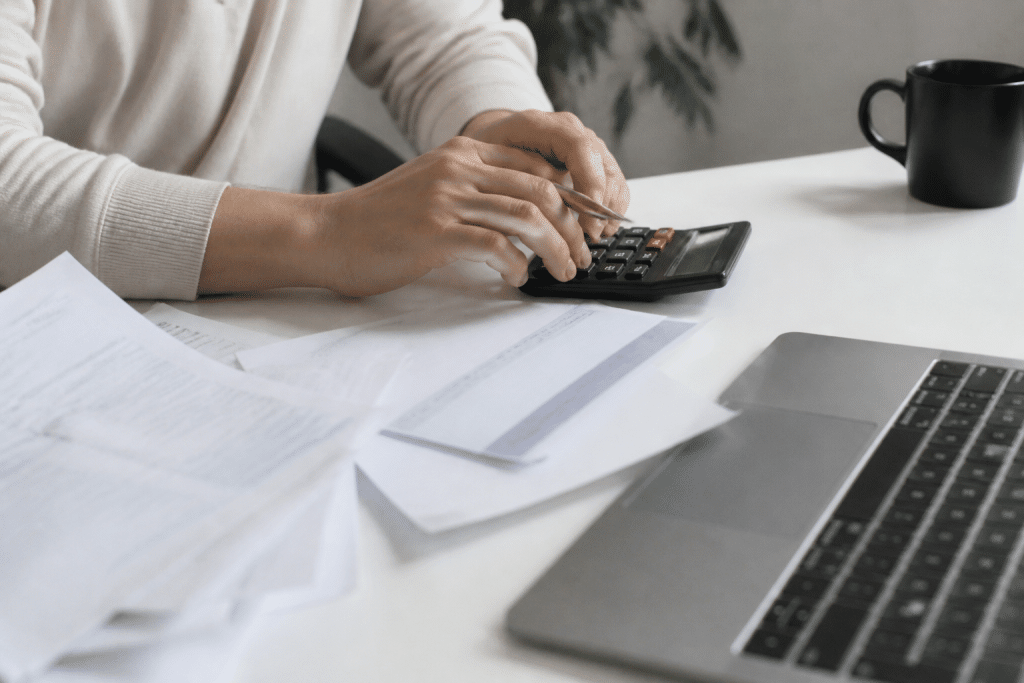 Documents fiscaux et calculs d'impots sur bureau blanc