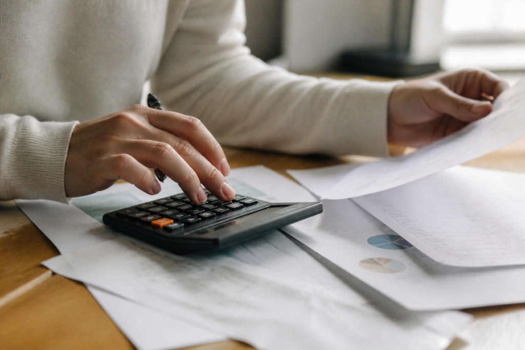 Mains tenant calculatrice documents chiffres affaires