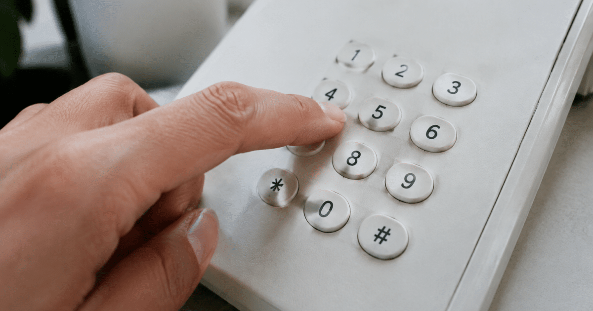 Numero de telephone compose sur clavier numerique blanc