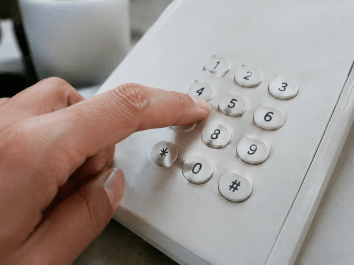 Numero de telephone compose sur clavier numerique blanc