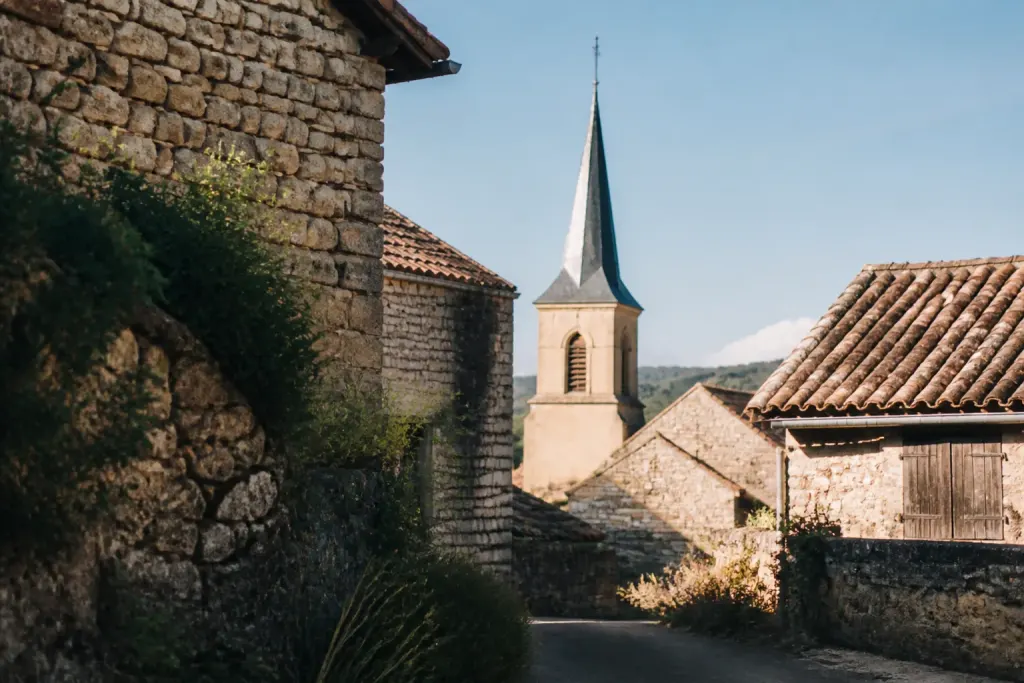 Clocher et maisons en pierre dans un village rural