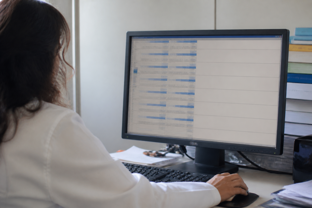 Ecran affichant codes diagnostiques numeros et frequences