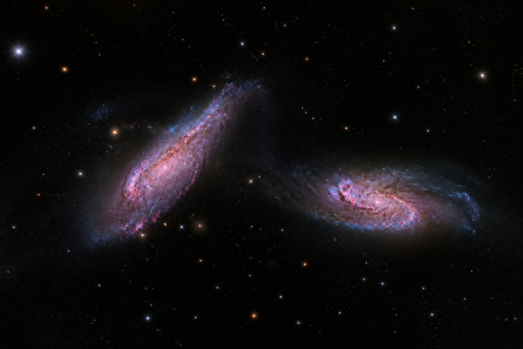 Deux galaxies etirees avec zones de formation d'etoiles