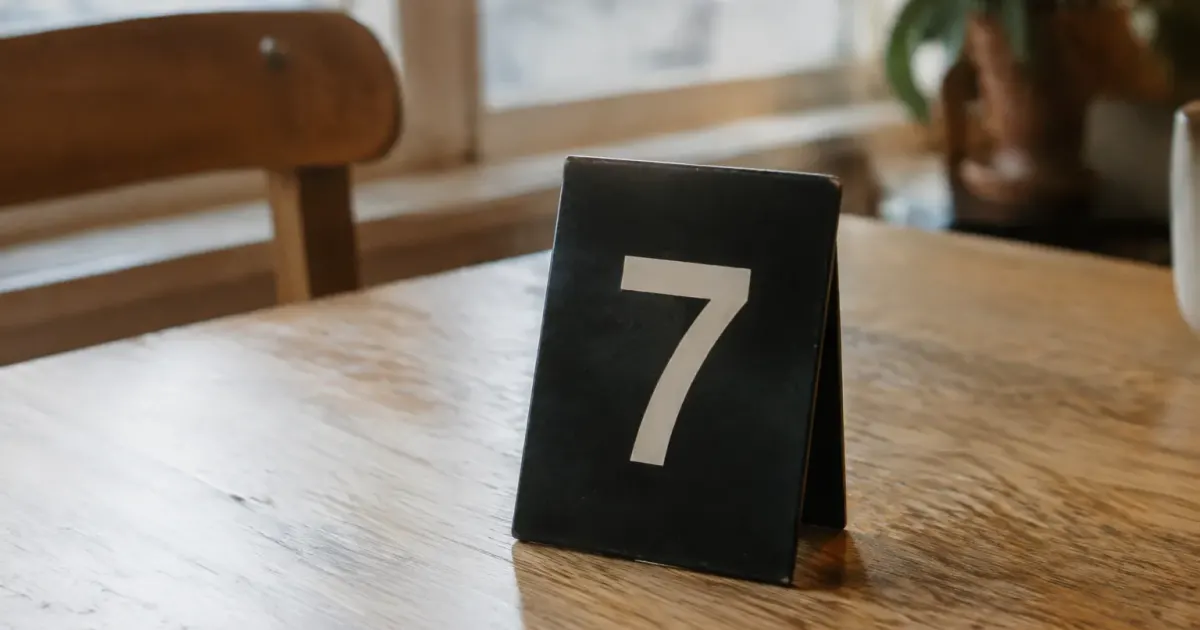 Une plaque numerotee posee debout sur une table