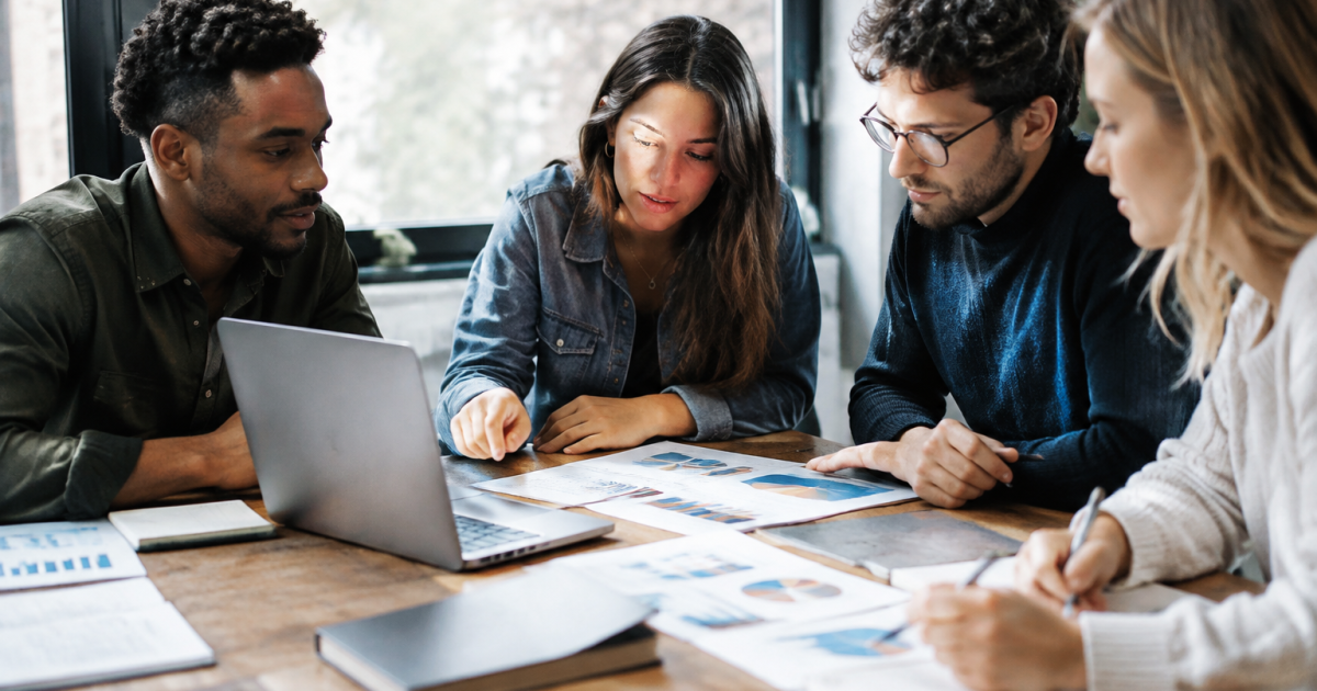 Professionnels autour table etudiant graphiques et strategies commerciales