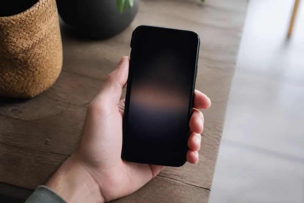 Smartphone affichant un numero inconnu sur ecran lumineux