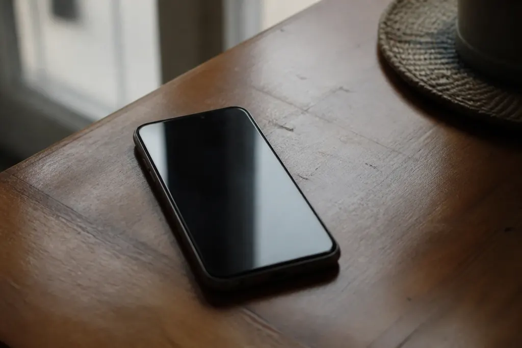 Smartphone posé sur table affichant numero inconnu
